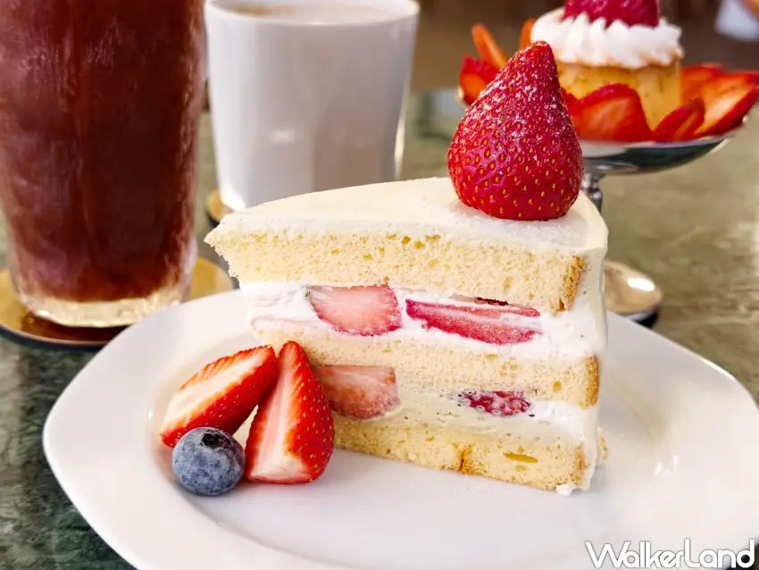 ▲草莓開心果戚風蛋糕為「富富」人氣甜點之一。（攝影：楊婷雅）