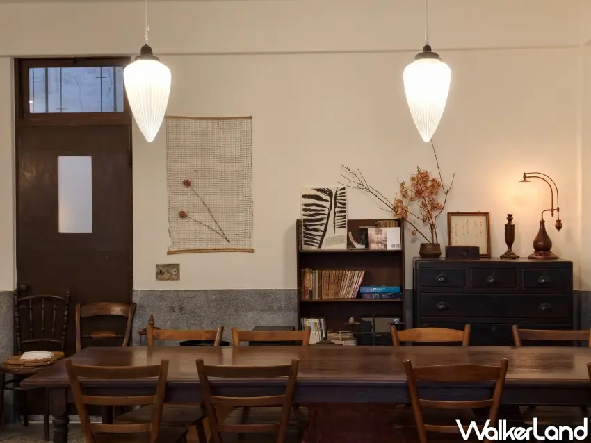 ▲「富富」設有長桌座位，多人聚會也適合。（攝影：楊婷雅）