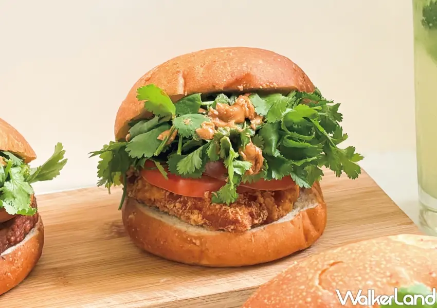 ▲樂檸漢堡選用彰化北斗香菜，搭配樂檸花生醬，將在地農產融入香菜花醬漢堡之中。