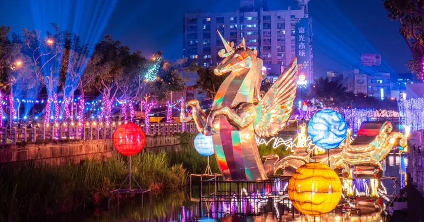2026屏東燈節美翻！4大燈區點亮屏東，小提燈怎麼領、接駁車怎麼搭先看。