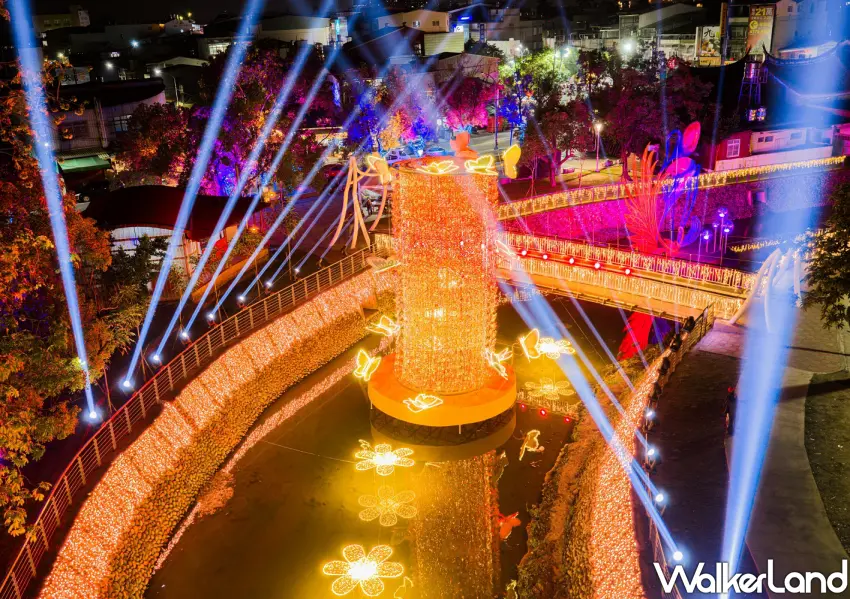 ▲2026屏東燈節內埔龍頸溪客家燈區主燈「蝶舞水光」，以光雕描繪瀑布飛瀉意象。