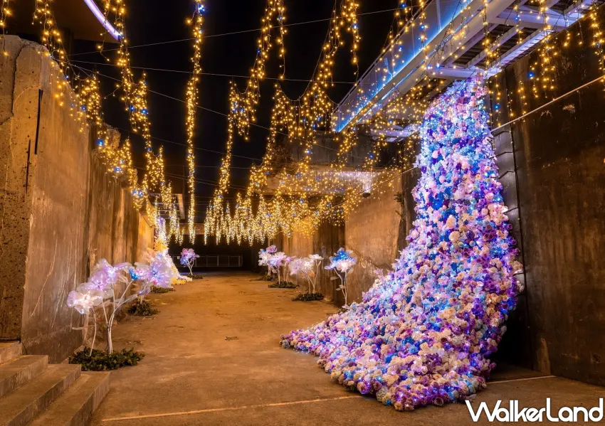 ▲2026屏東燈節「勝利星花開」燈區核心「記憶之花」設置於將軍之屋外，透過巨型花朵及光影成像。