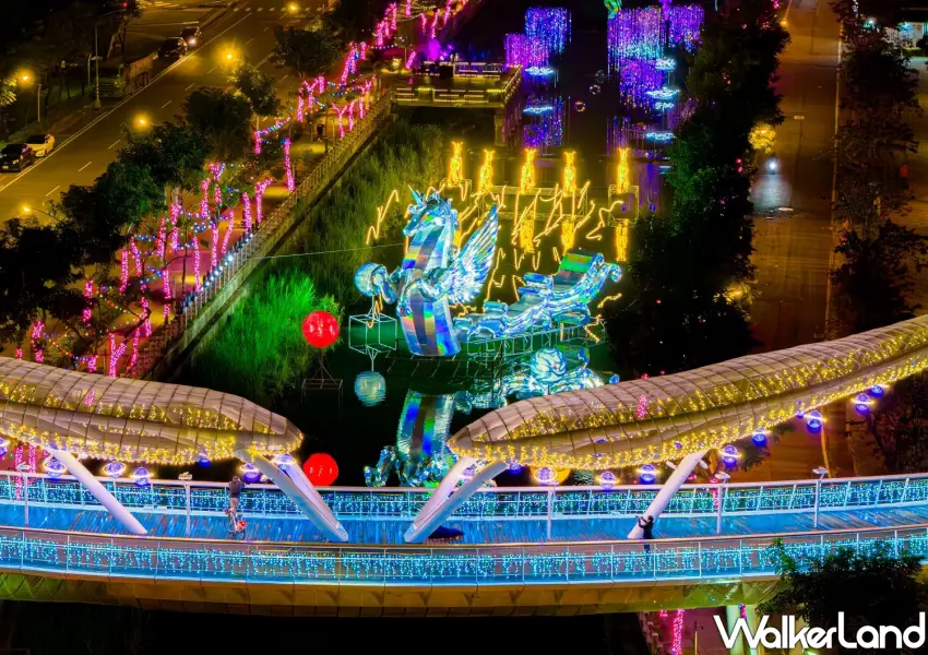 ▲2026屏東燈節 萬年溪燈區以「光馳萬年」為主題，將駿馬奔馳化為流動光影。