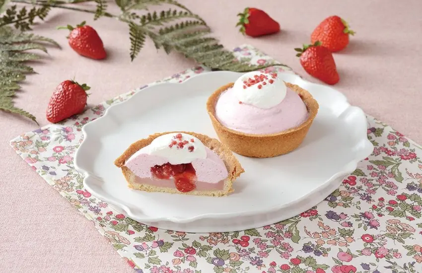 ▲塔皮裡混入淡淡的草莓香氣，和卡士達一起烘烤出香酥的基底，上面堆疊著草莓牛奶鮮奶油、普通鮮奶油，還有冷凍乾燥草莓脆片做裝飾，光看就覺得粉嫩可愛。