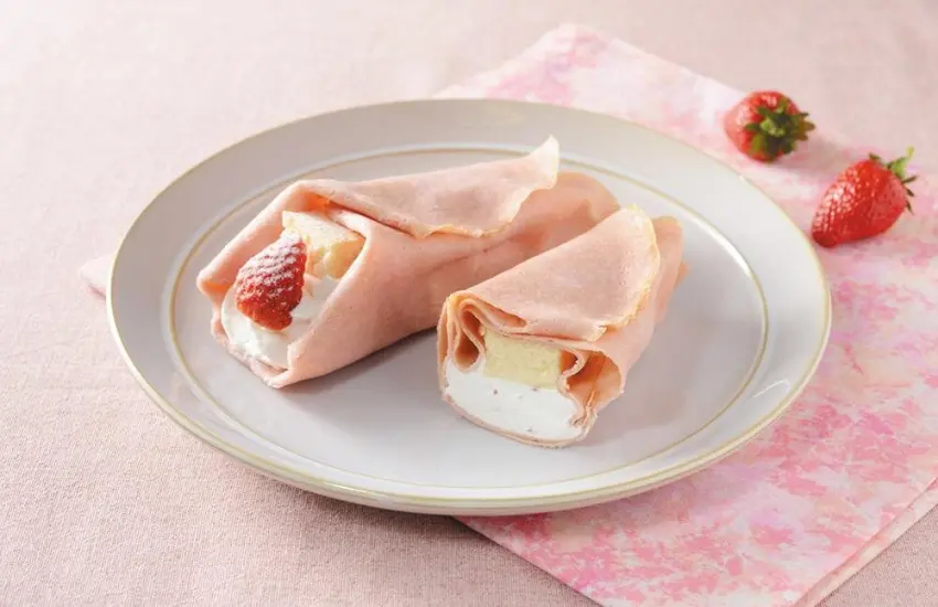 ▲內餡使用北海道鮮奶油製成的卡士達鮮奶油當基底，加入帶果肉的草莓醬，還有一整塊烤起司蛋糕及新鮮草莓。