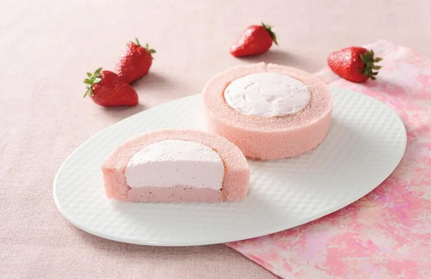 ▲濕潤綿密的草莓海綿蛋糕捲著兩種不同的奶油，一層是帶有草莓香氣的輕盈奶油，另一層是清爽甜味的草莓鮮奶油。