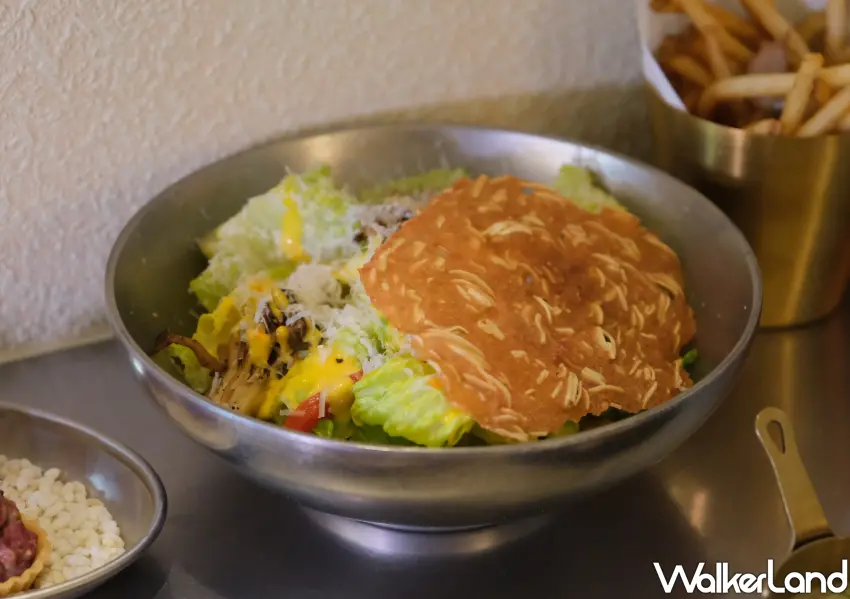 ▲WHAT’S LA SAUCE連生菜沙拉加入肉紙，呈現豐富口感之餘，也將台灣元素結合在其中。(攝影：鄭雅之)