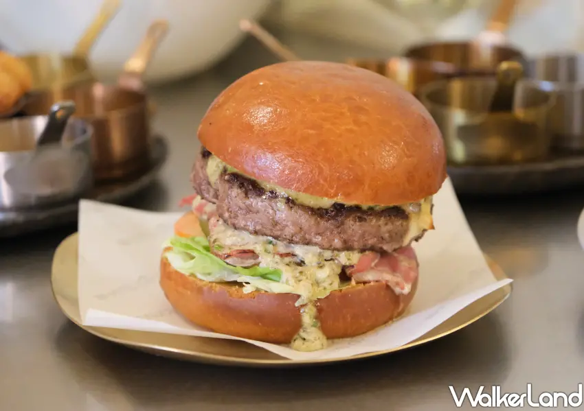 ▲經典「經典牛肉BLT 堡」中加入台式剝皮辣椒塔塔。(攝影：鄭雅之)