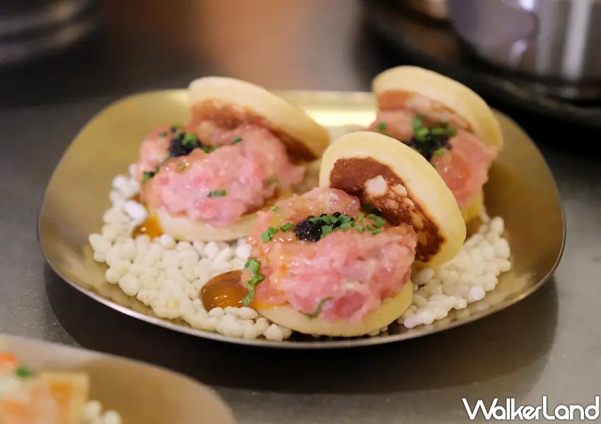 ▲以兒時記憶銅鑼燒為發想的「鮪魚銅鑼燒」，用fine dining 擺盤呈現精緻感。(攝影：鄭雅之)