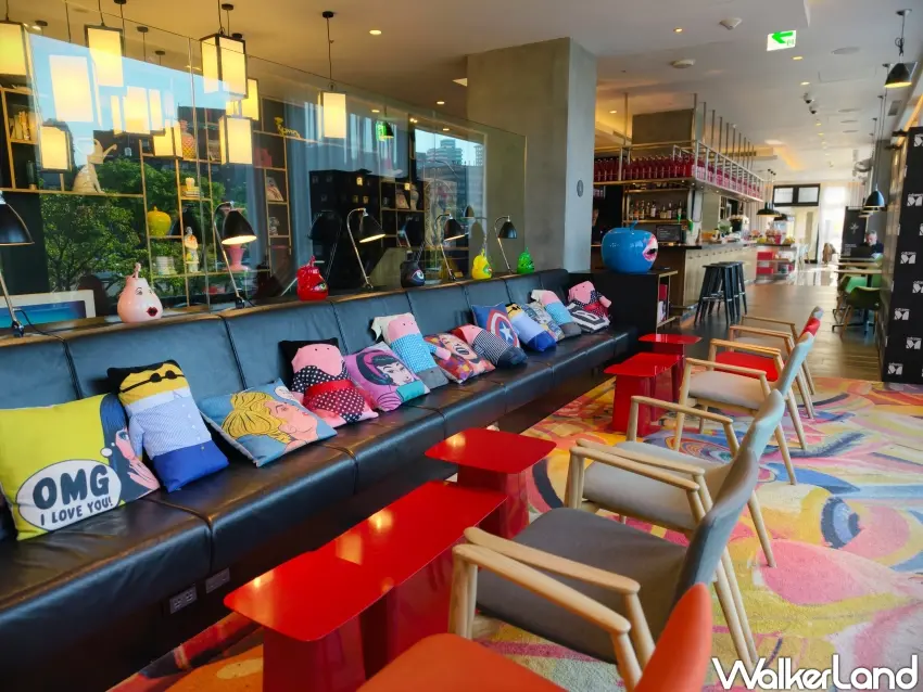 ▲「台北北門世民酒店 citizenM」 休息區結合藝術裝置與鮮明色彩。（攝影：楊婷雅）
