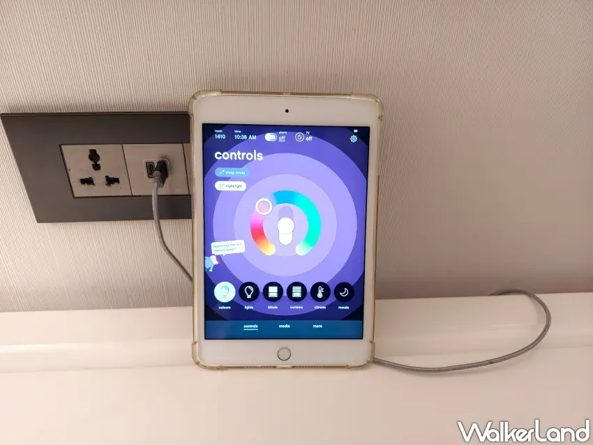 ▲「台北北門市民酒店citizenM 」每間客房皆配備平板裝置，可輕鬆控制燈光、窗簾與室溫。（攝影：楊婷雅）