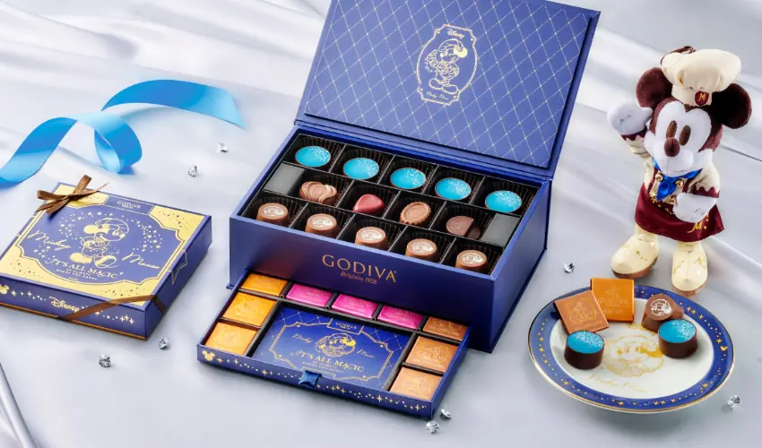 ▲藍色和金色的配色看起來超級高級，盒蓋上印著穿著巧克力師傅服裝的米奇，手裡還拿著攪拌器，專業又可愛。