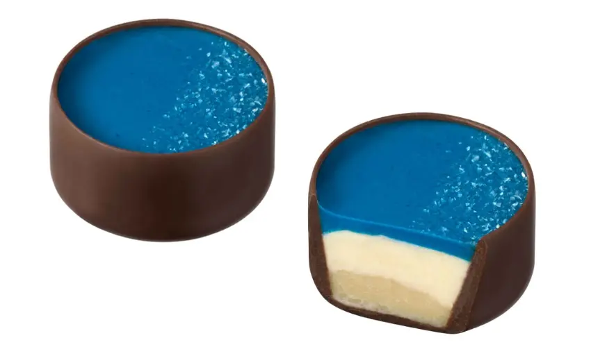 ▲黑巧克力檸檬甘納許靈感來自夜空中閃爍的精靈粉，檸檬的清新搭配黑巧克力的濃郁，味道很有層次。