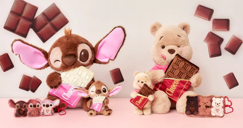 ▲維尼從經典的黃色變成深咖啡色，史迪奇則是從藍色變成牛奶巧克力色，兩隻都抱著一大片板狀巧克力，表情超滿足的樣子讓人看了也想吃巧克力。