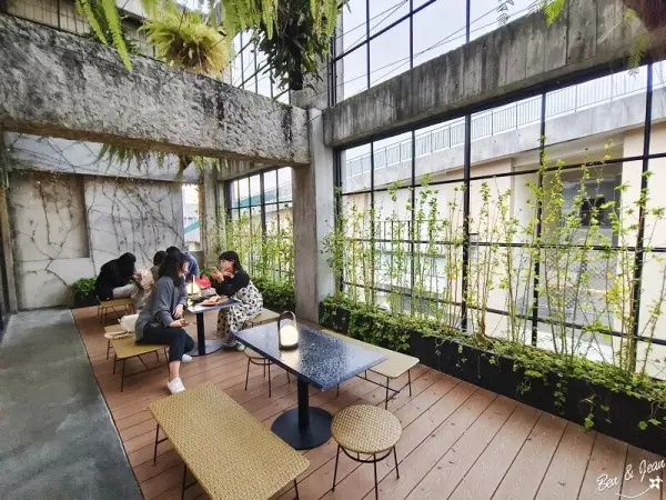 ▲台南甜點店IG必拍打卡點！南埕衖事8層樓玻璃窗加清水模建築。