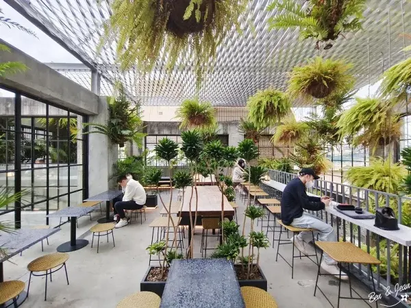 ▲台南甜點店南埕衖事！明亮玻璃屋加綠植空間打卡必拍。