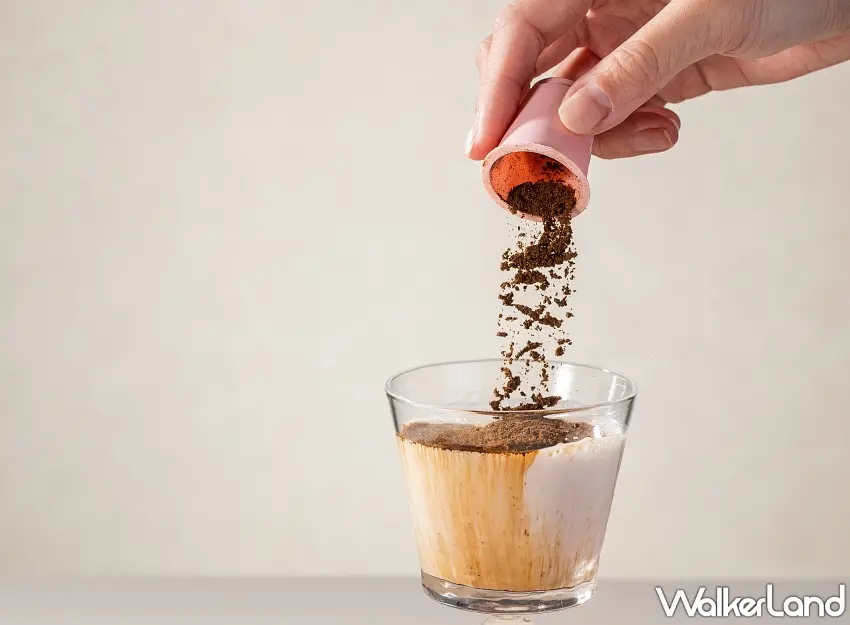 ▲透過獨家凍乾技術，咖啡粉能迅速溶解於牛奶中，在家也能輕鬆製作精品拿鐵。圖／JUST COFFEE提供；窩客島整理