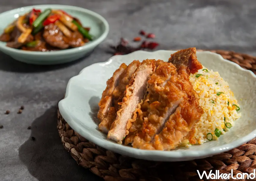 ▲南港漢來上海湯包人氣第二必點菜「排骨蛋炒飯」。