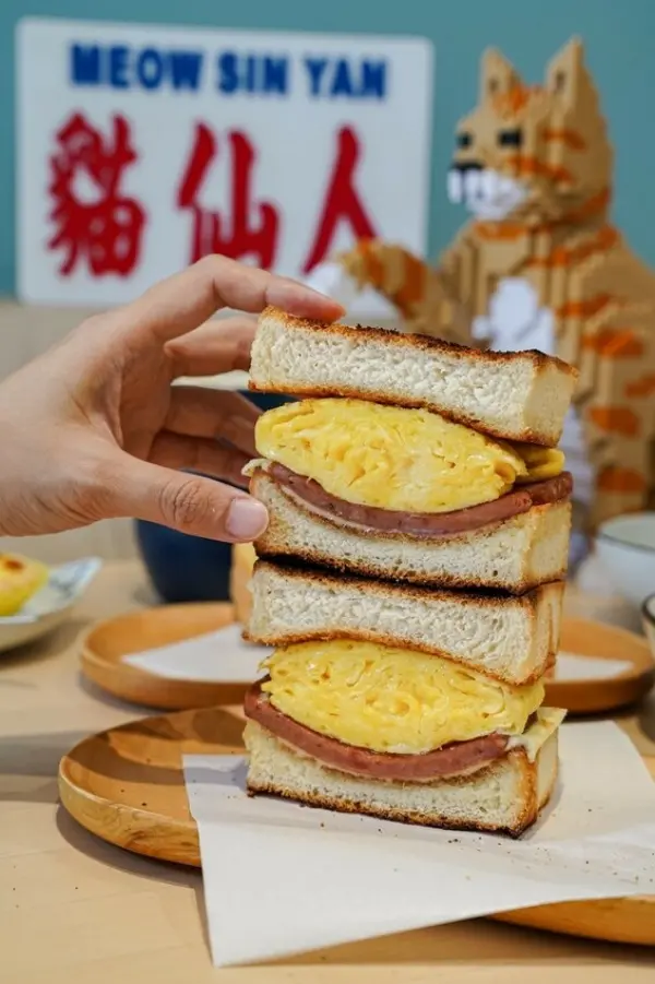 ▲高雄巨蛋周邊美食推薦！港式美食「貓之家俱樂部」必點厚蛋起司三明治。