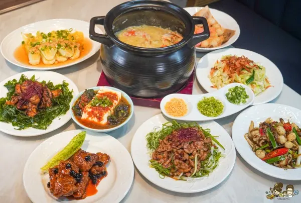 ▲高雄巨蛋周邊美食推薦！海鮮控必吃「麟粥宮砂鍋粥」活體海鮮砂鍋粥。