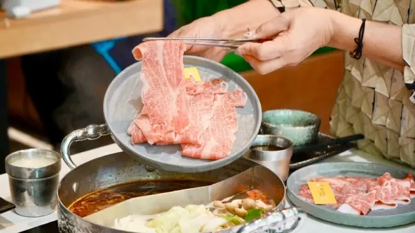 ▲高雄巨蛋火鍋吃到飽推薦！梨花A5和牛放題日本A5和牛、海鮮全吃到飽。