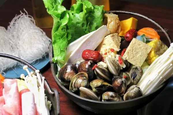 ▲高雄巨蛋火鍋推薦！巴鍋主打天然蔬菜大骨湯底，寵物友善還有寵物專屬鮮食。