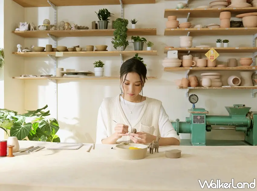 ▲本次聯名的靈感起源於yeeee pottery主理人李亭儀與父親共同創作的「馬上有錢花」陶藝系列，那份直率、純粹且帶有幽默感的創作靈魂，深深吸引了vacanza團隊。圖／vacanza提供；窩客島整理