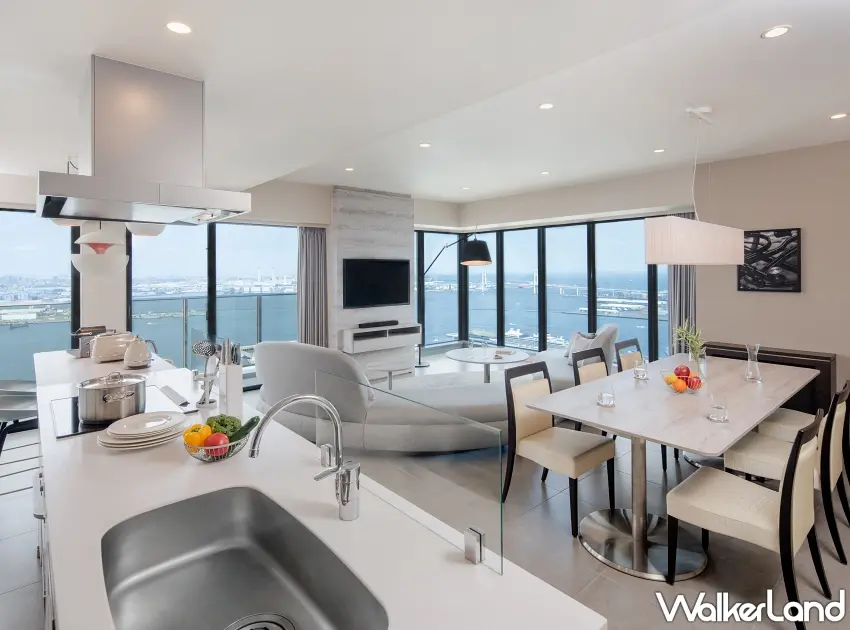 ▲客房設計融入船艙元素，並巧妙運用抱枕與燈光營造出溫暖的航海氛圍。圖／OMO5橫濱馬車道提供；窩客島整理