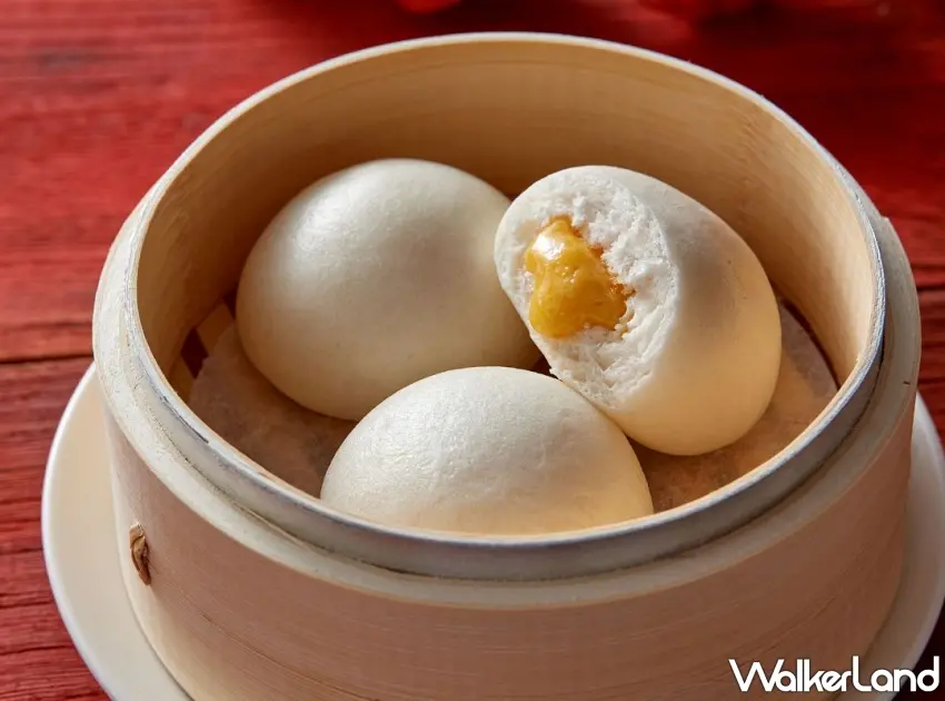 ▲經典「爆漿流沙包」切開瞬間金黃流心緩緩流出，甜鹹交織、口感細膩，是大小朋友的最愛。圖／福容台北一館提供；窩客島整理