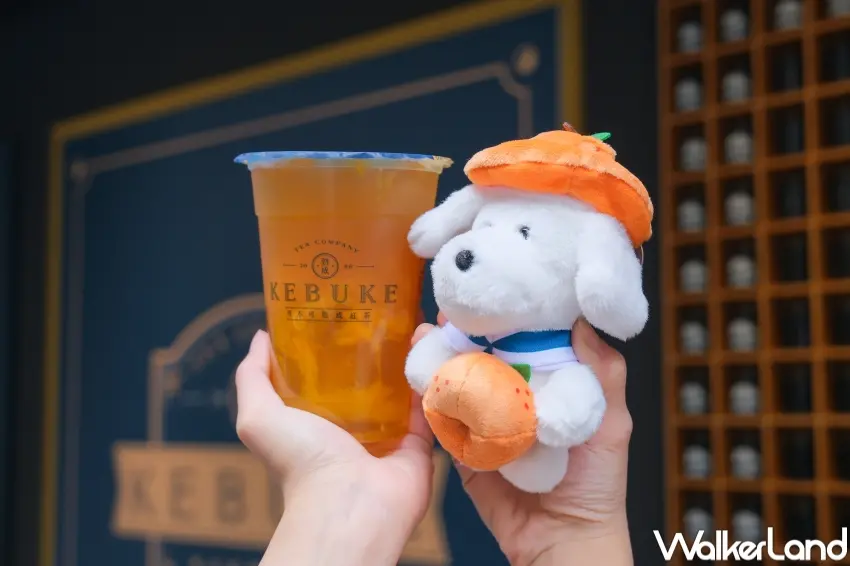 ▲可不可熟成紅茶推出橘子成哥鑰匙圈，搭配「無言的結橘」系列加購。（攝影：張人尹）