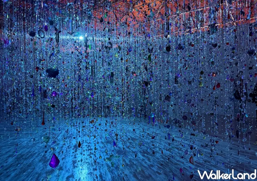 ▲蜷川實花展台北站必拍打卡點！佈置了2000條水晶串飾，可以看到蝴蝶、花朵、水晶等隨著光影、色彩的變化折射。(攝影：鄭亦庭)