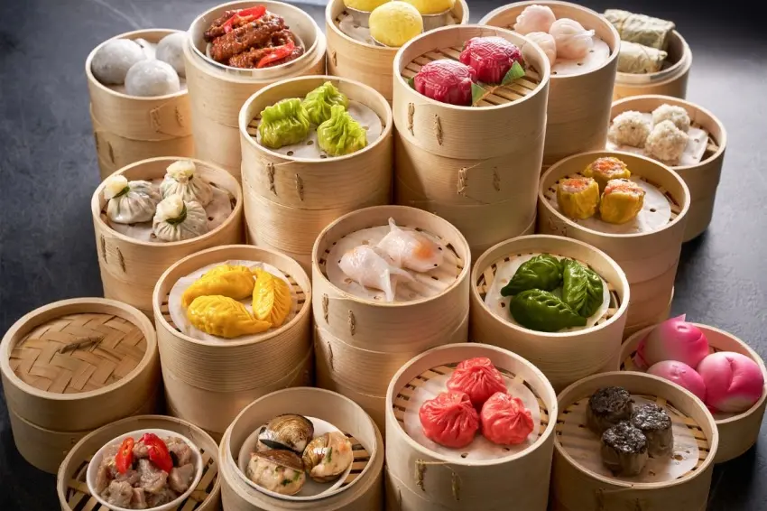 ▲全新的「靓港點套餐」徹底打破了以往吃港點需要多人分食的限制，讓忙碌的上班族即便是一個人用餐。圖／台北六福萬怡酒店提供；窩客島整理