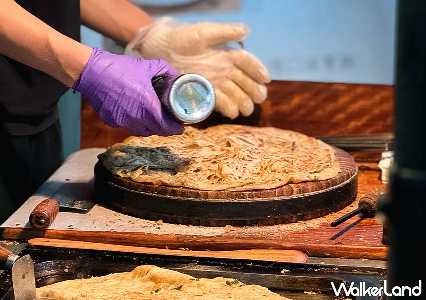 ▲南投中興新村必吃！禾稼亞麻小米蔥餅 週末排隊美食，乾煎不加油、咬下酥到會響（攝影：蕭芷琳）