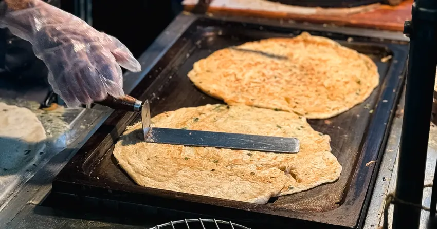 南投中興新村必吃！禾稼亞麻小米蔥餅 週末排隊美食，乾煎不加油、咬下酥到會響。