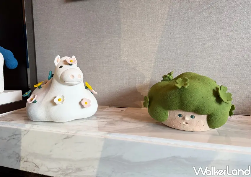 ▲ONE ART Taipei 2026必逛亮點！陶華灼藝廊展出郭舒凡、崔浩俊超吸睛可愛的陶瓷雕塑。(攝影：鄭亦庭)