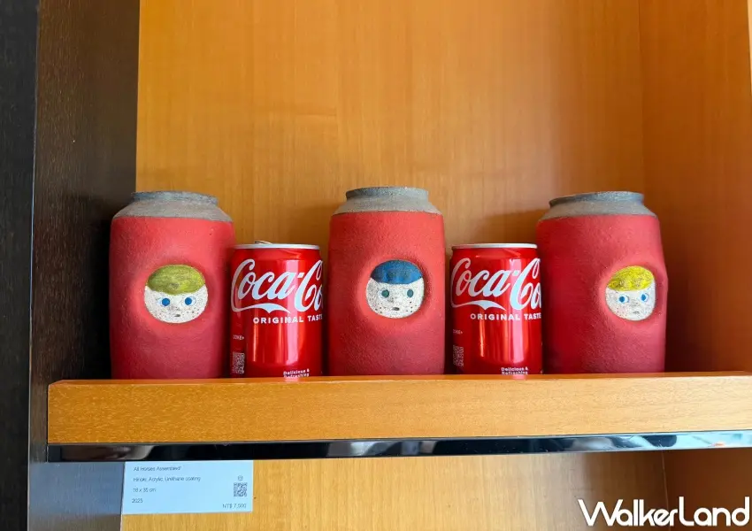 ▲ONE ART Taipei 2026必逛亮點展區！陶華灼藝廊展出可樂造型陶瓷雕塑。(攝影：鄭亦庭)