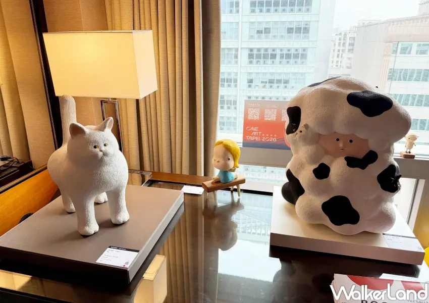 ▲ONE ART Taipei 2026必逛亮點！陶華灼藝廊展出郭舒凡可愛貓咪陶瓷雕塑。(攝影：鄭亦庭)