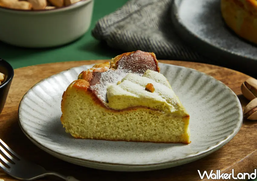 ▲起士公爵奶蓋開心果熟成巴斯克新登場，上層鋪滿細緻滑順的開心果奶蓋適合春節大家分食。