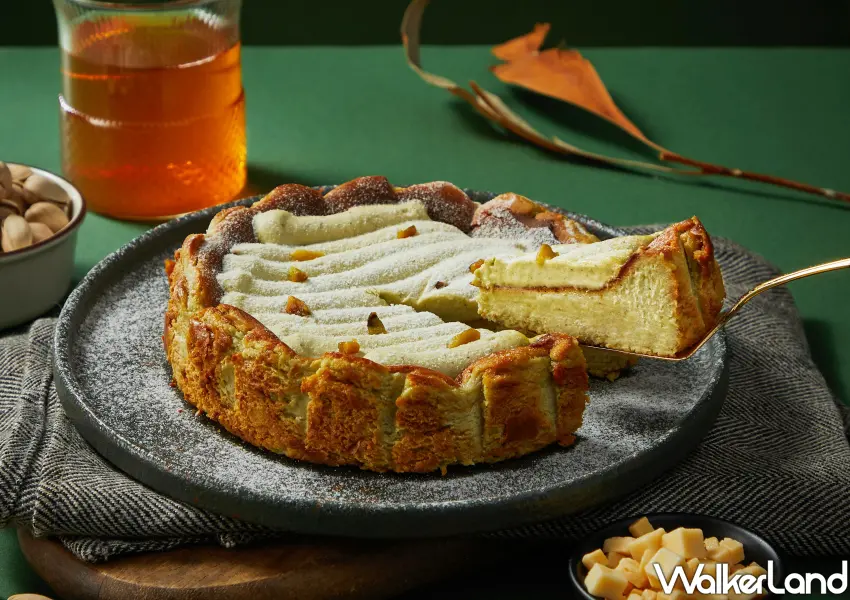 ▲起士公爵奶新品「蓋開心果熟成巴斯克」，以高比例開心果製作，經高溫烘焙後再靜置熟成十二小時。