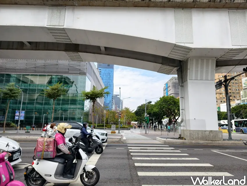 ▲台中捷運市政府站路口便是設置史努比紅綠燈其中一處。（攝影：楊婷雅）