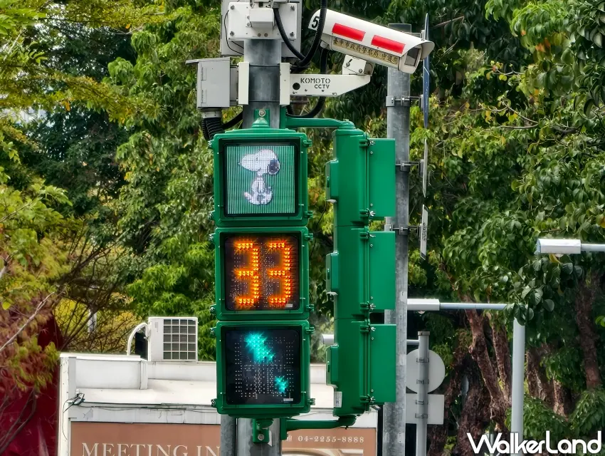 ▲綠燈時，史努比則站起身來向前行走。（攝影：楊婷雅）