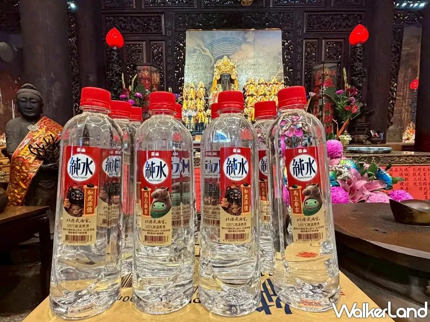 ▲泰山純水與北港武德宮聯名推出新春限定版，結合黑虎將軍與吉祥物泰吉，意喻財源廣進。圖／泰山企業提供；窩客島整理 