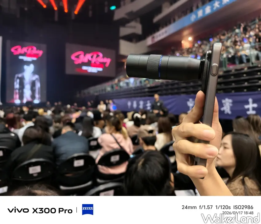 ▲2.35x 長焦增距鏡，讓 vivo X300 Pro 拍攝如虎添翼，遠距拍攝細節與畫質更上一層樓。（攝影：楊婷雅）