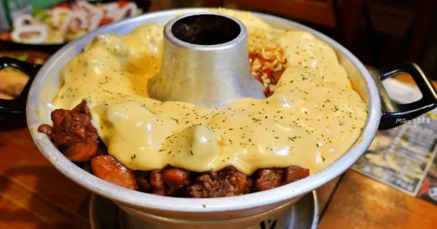 桃園楊梅薑太宮小火鍋，超狂起司瀑布雞，復古課桌椅懷舊風。