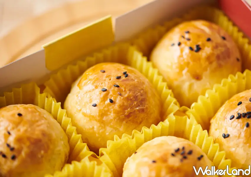 ▲彰化老字號「新口味食品行」蛋黃酥超搶手要提前預購，單筆消費滿500元送馬年限定的斗方春聯。