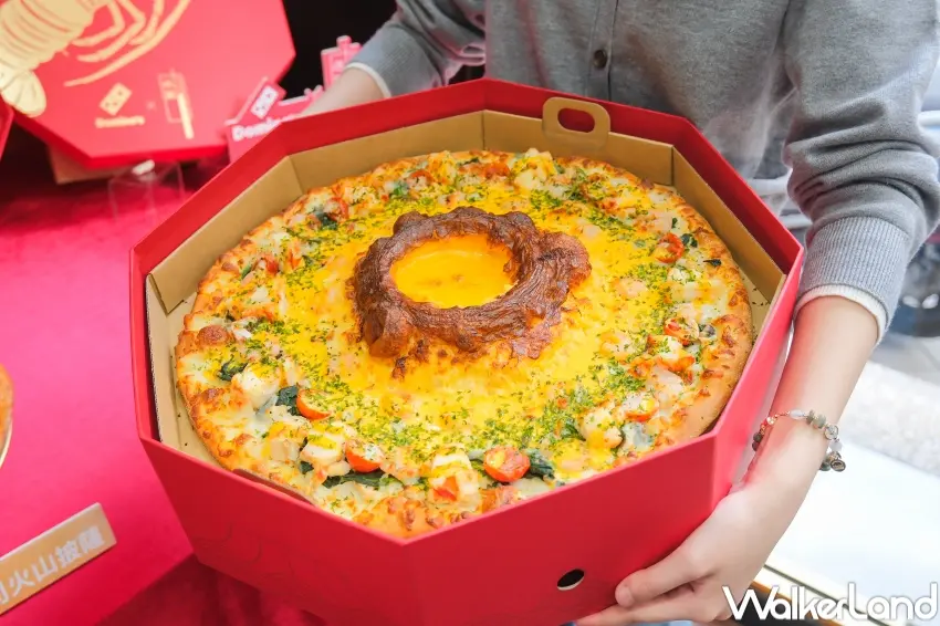 ▲達美樂與辰園聯名推出極品大龍蝦金沙起司火山披薩，全台限量500組預購販售。（攝影：張人尹）