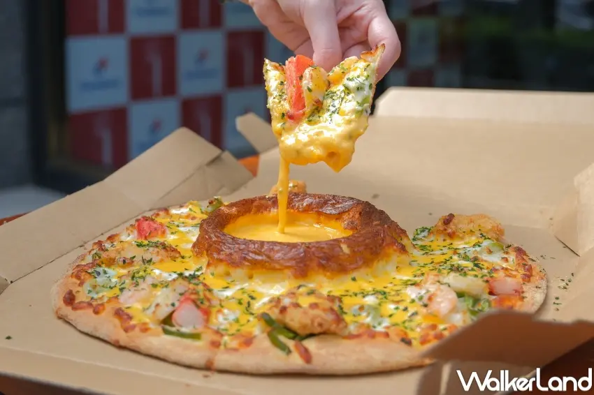 ▲達美樂海陸金沙起司火山披薩集結干貝鮮蝦與炸雞，主打多人共享的節慶配置。（攝影：張人尹）