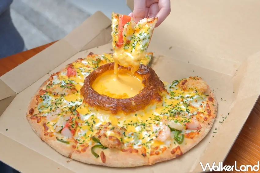 ▲達美樂新春期間推出海陸金沙起司火山披薩外帶優惠，最低499元即可入手。（攝影：張人尹）