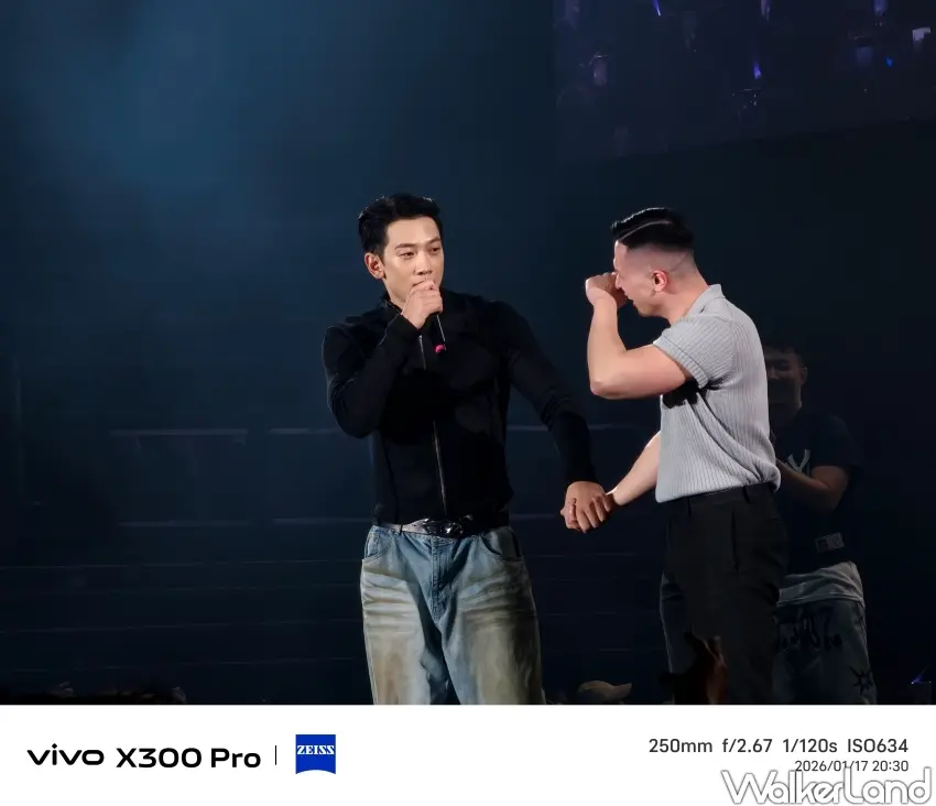 ▲Rain拉歌迷上台互動，為演唱會經典片段之一。（攝影：楊婷雅）