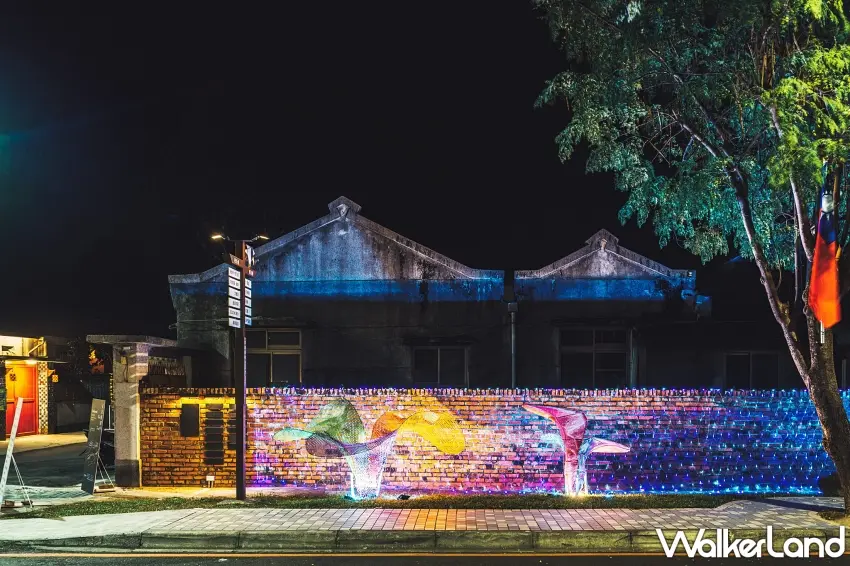 ▲夜晚的眷村在光影藝術的妝點下，呈現出如夢似幻的流動光軌，讓老屋庭院充滿現代藝術氣息。圖／高雄市政府文化局提供；窩客島整理
